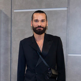 On sám je ve společnosti díky svému stylu nepřehlédnutelný. 