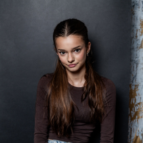 Lotti Töpfer na nových fotografiích odložila své ikonické kulaté brýle. 