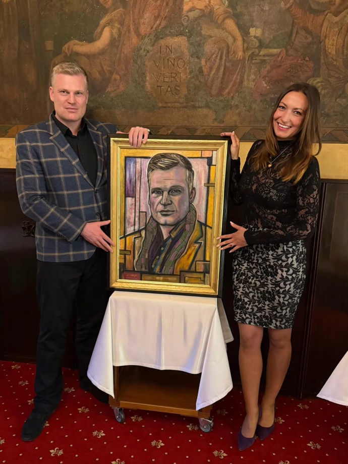 FOTO: Lucie Gelemová namalovala portrét Filipa Turka. – stránka 6