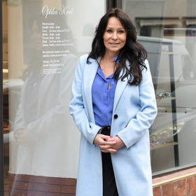 Zpěvačka ukázala, jak můžete modrými akcenty oživit jinak jednoduchý outfit a přidat svěží jarní nádech i obyčejným kouskům.