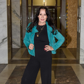 Zpěvačka Heidi Janků oblékla k černému základu outfitu zelenou koženou bundičku. 