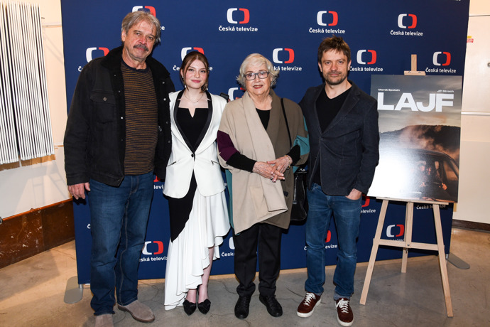 FOTO: Sophia Šporclová s hereckými kolegy z filmu Lajf. – stránka 2