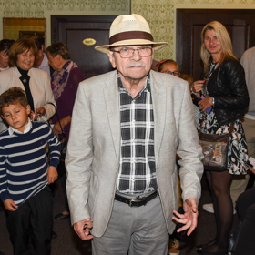 Jaroslav Uhlíř je autorem mnoha písní, které znají celé generace dětí i dospělých. Objevily se i ve filmu Vrchní, prchni. Následující snímky jsou z tohoto filmu.
