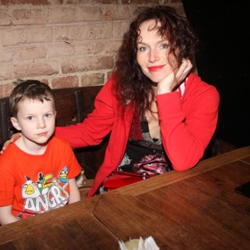 Do společnosti později se svými dětmi přestala chodit úplně. 