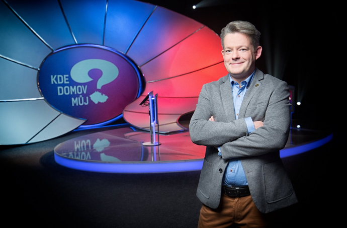 FOTO: Aleš Háma jako moderátor pořadu Kde domov můj?.