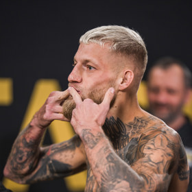 Radek Roušal na vážení a staredownu.