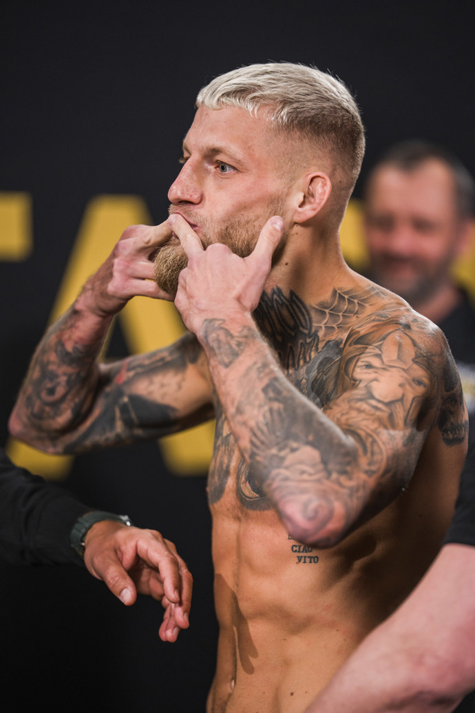 FOTO: Radek Roušal na vážení a staredownu. – stránka 9