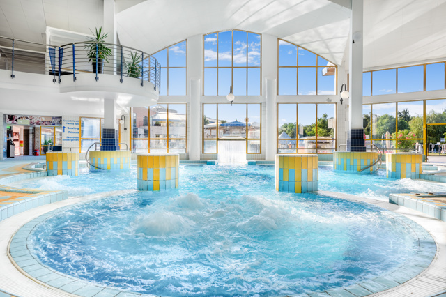 Užijte si dokonalou relaxaci v oblíbených maďarských termálech: Park Inn by Radisson Sárvár Resort & Spa nabízí nevídaný komfort