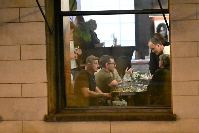 FOTO: Ondřej Vetchý nemohl na oslavě narozenin Ani Geislerové chybět. – stránka 33