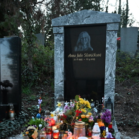 Hrobeček Aničky Slováčkové na Vinohradském hřbitově.