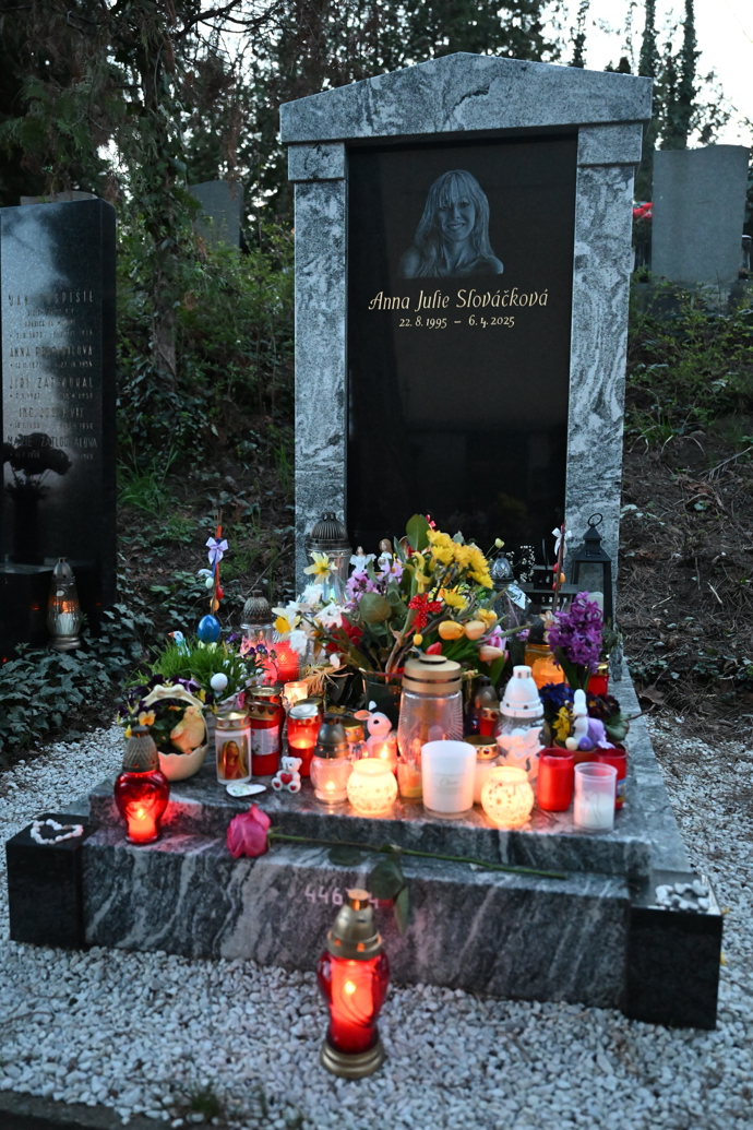 FOTO: Hrobeček Aničky Slováčkové na Vinohradském hřbitově. – stránka 9