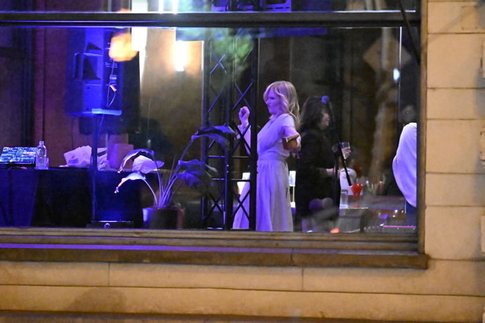 FOTO: Aňa Geislerová ve středu parketu. – stránka 144