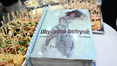 FOTO: Křest knihy Obyčejná bohyně o Petre Řehořkové, kterou napsala Eva Toulová.