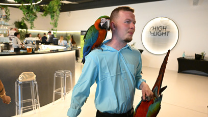 FOTO: Patrik Jíra dorazil i se svými papoušky.