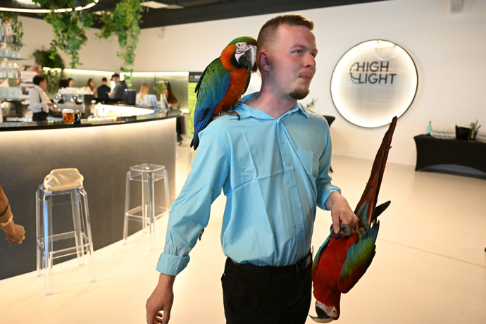 FOTO: Patrik Jíra dorazil i se svými papoušky. – stránka 27