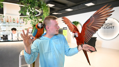 FOTO: Patrik Jíra předvedl se svými papoušky pár triků.