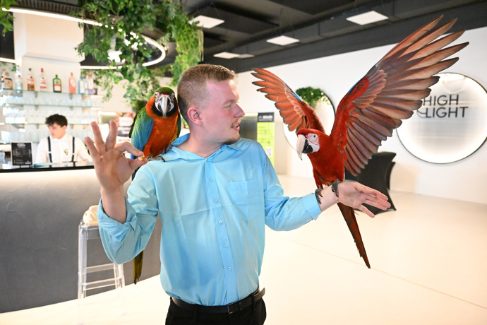 FOTO: Patrik Jíra předvedl se svými papoušky pár triků. – stránka 26