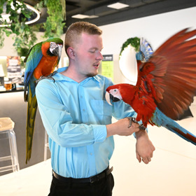 Influencer Patrik Jíra s papoušky rozzářil akci. 