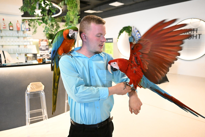 FOTO: Influencer Patrik Jíra s papoušky rozzářil akci. – stránka 25