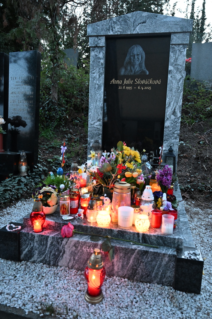 FOTO: Hrobeček Aničky Slováčkové na Vinohradském hřbitově. – stránka 2