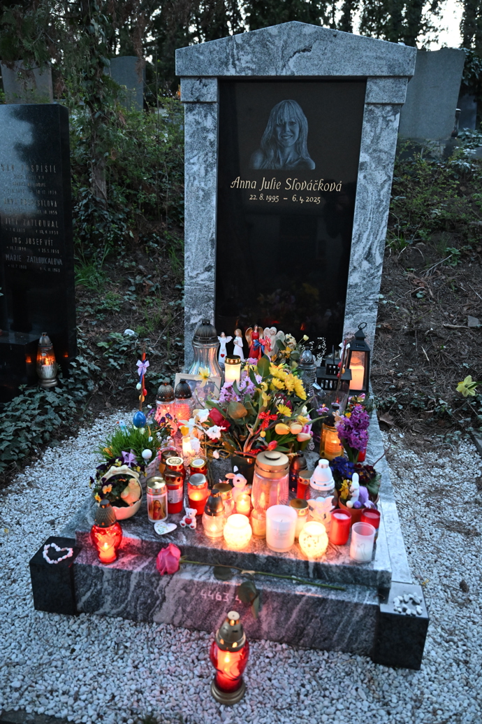 FOTO: Hrobeček Aničky Slováčkové na Vinohradském hřbitově.