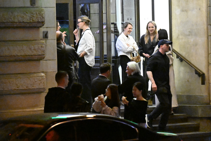 FOTO: Hosté se chodili vyvětrat ven. – stránka 142