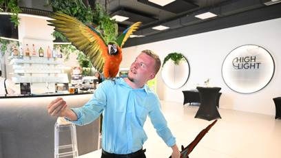 FOTO: Patrik Jíra se svými papoušky na narozeninové oslavě aplikace Influland.