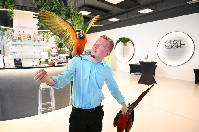 FOTO: Patrik Jíra se svými papoušky na narozeninové oslavě aplikace Influland. – stránka 24