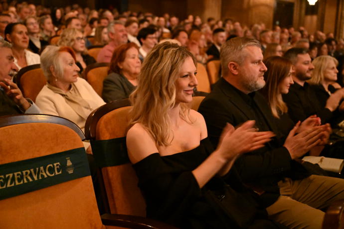 FOTO: Lenny sledovala film z hlediště a tleskala Marpovi. – stránka 15