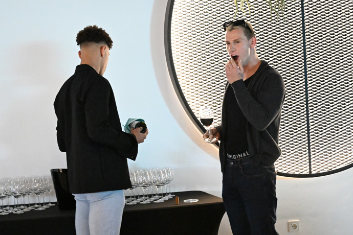 FOTO: Pavel Tóth si dal červené víno. – stránka 18