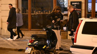 FOTO: David Matásek s manželkou přijeli na skútru.