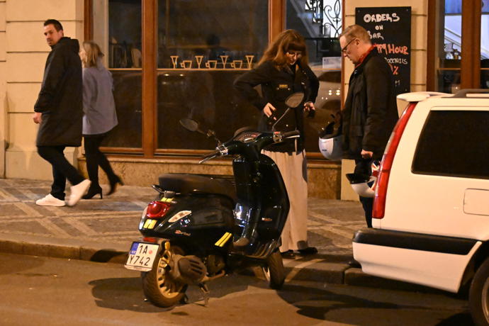 FOTO: David Matásek s manželkou přijeli na skútru. – stránka 3