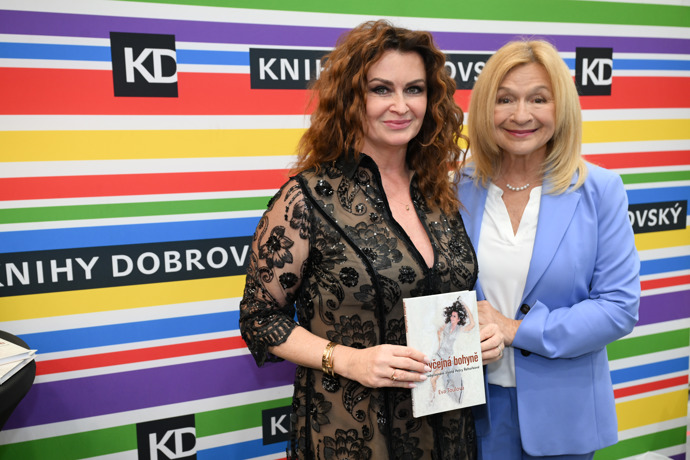 FOTO: Petra Řehořková s Janou Paulovou. – stránka 5