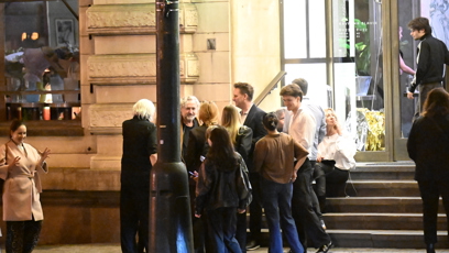 FOTO: Jan Hřebejk mezi hosty venku.