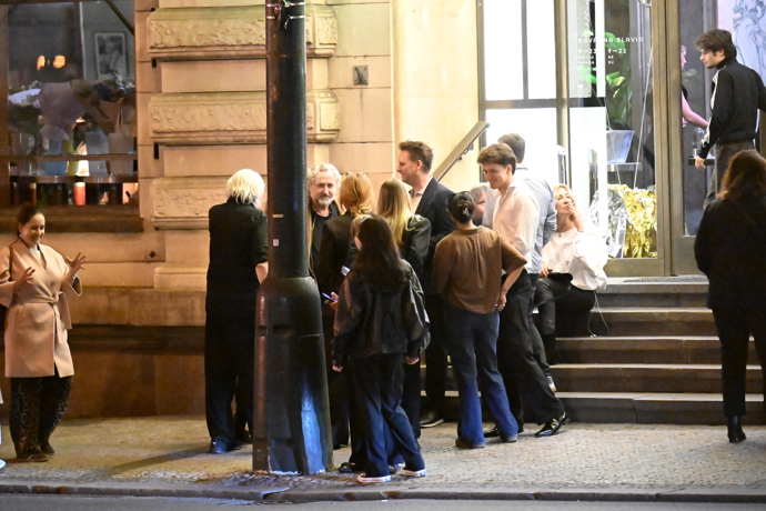 FOTO: Jan Hřebejk mezi hosty venku. – stránka 133