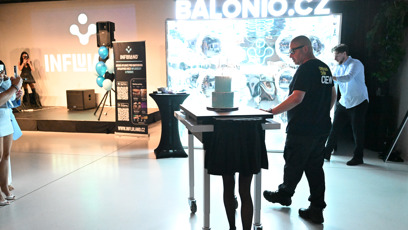 FOTO: Marie Rosecká přivezla dort velmi originálním způsobem.