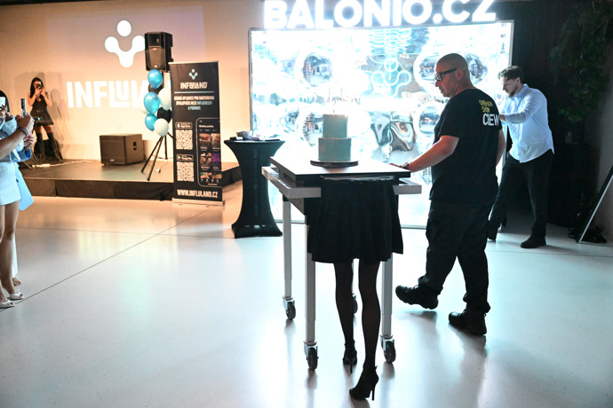 FOTO: Marie Rosecká přivezla dort velmi originálním způsobem. – stránka 13