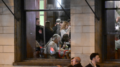 FOTO: Aňa Geislerová s pivem v ruce.