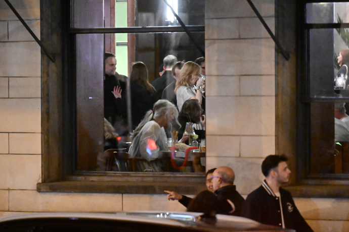 FOTO: Aňa Geislerová s pivem v ruce. – stránka 132