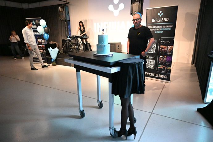 FOTO: Marie Rosecká si zahrála na kouzelnici. – stránka 12