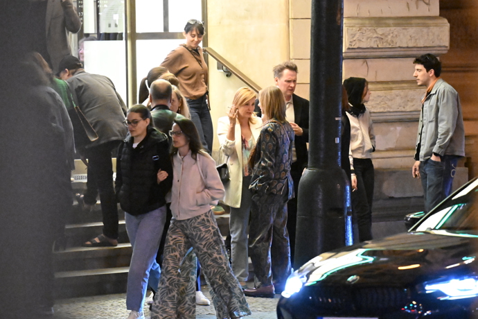 FOTO: Jitka Schneiderová venku na cigárku. – stránka 127