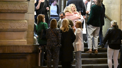 FOTO: Ondřej Vetchý trávil dost času venku na schodech.