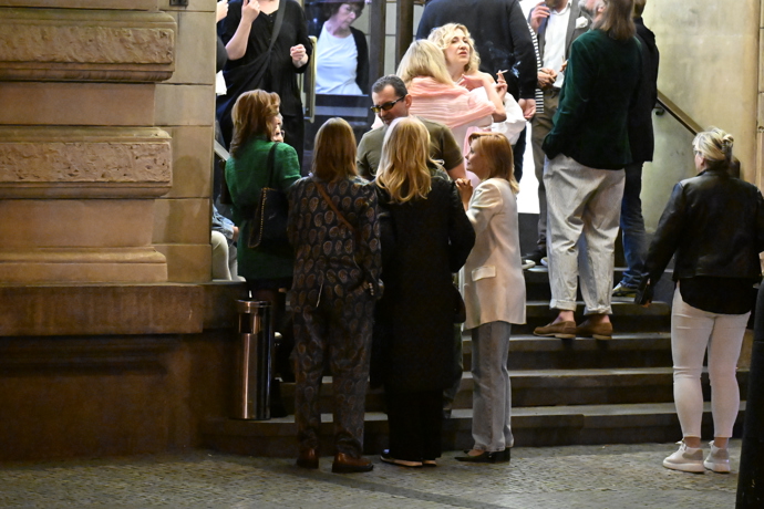 FOTO: Ondřej Vetchý trávil dost času venku na schodech. – stránka 30