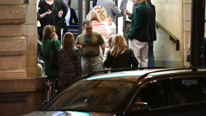 FOTO: Ondřej Vetchý trávil dost času venku na schodech.