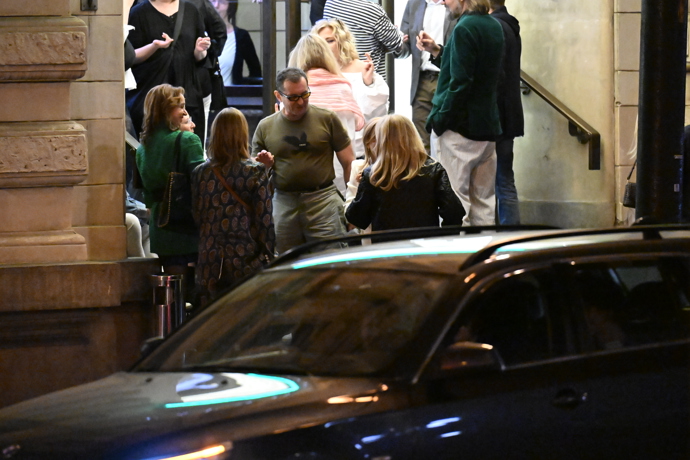 FOTO: Ondřej Vetchý trávil dost času venku na schodech. – stránka 29