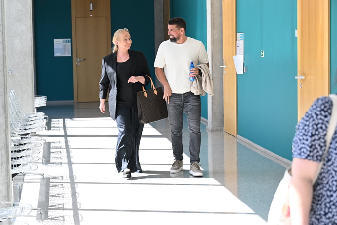 FOTO: Vysmátý Milan Baroš opouští soudní síň v dobrém rozmaru. – stránka 5