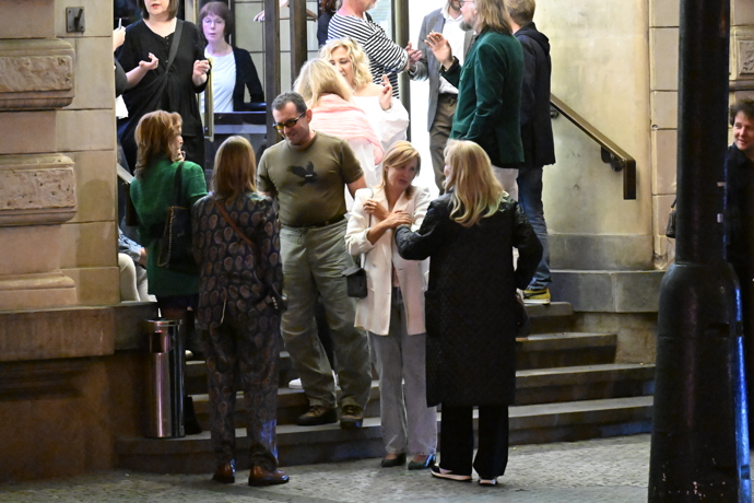 FOTO: Ondřej Vetchý venku na schodech. – stránka 121
