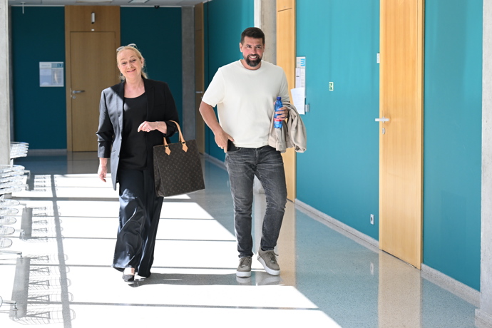 FOTO: Bývalý fotbalista neskrýval po náročném jednání skvělou náladu. – stránka 4