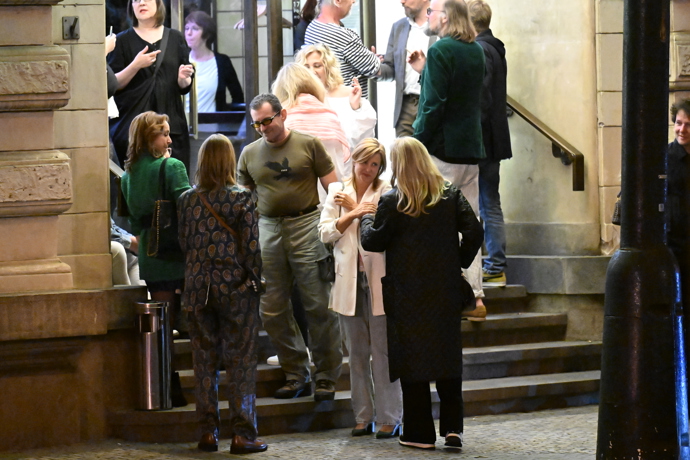 FOTO: S Jitkou Schneiderovou se pozdravila Dagmar Havlová. – stránka 120