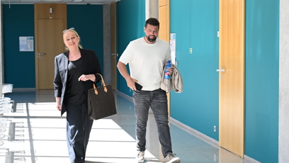 FOTO: Milan Baroš odcházel od soudu s úsměvem od ucha k uchu.